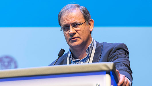 Esteban Martínez, en su intervención en HIV Glasgow. Crédito de la imagen: HIV Drug Therapy Glasgow 2016